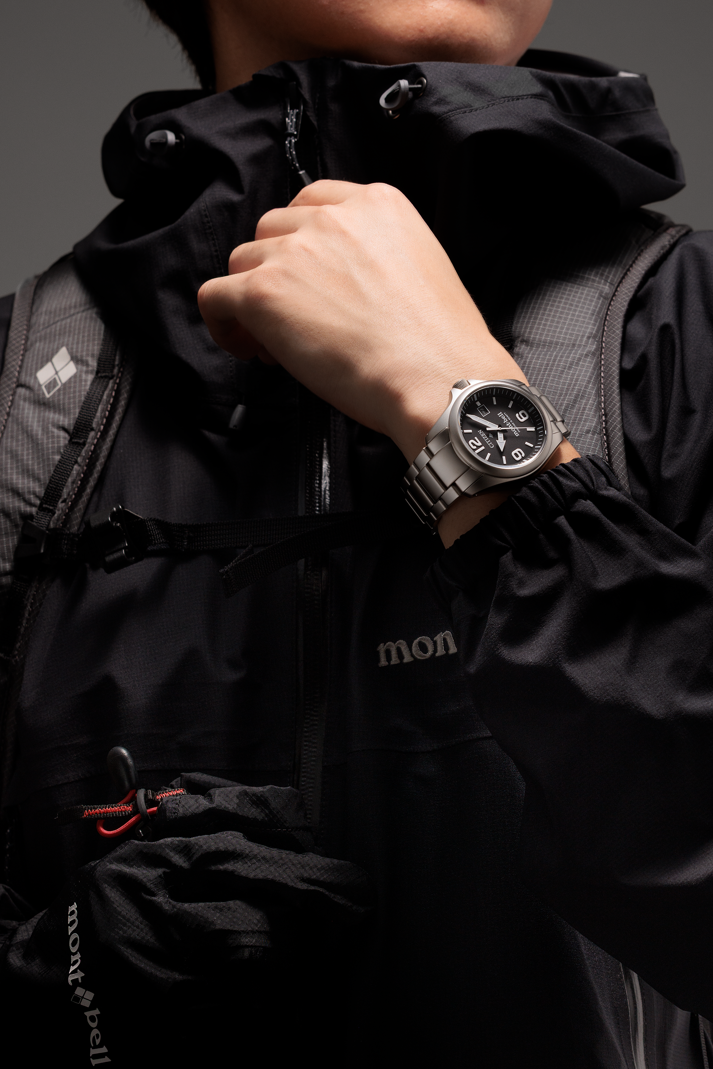 ギア然とした精悍なデザインが腕元を引き締める。素材からパーツの一つひとつにまで機能美を追求したその姿には、「アウトドアギア」という言葉がしっくりくる。