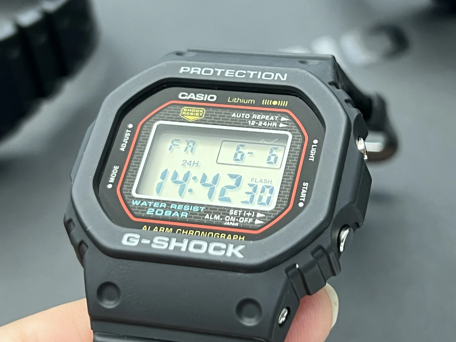 デザイン形状は、ほぼ完全な復刻を実現した「5000R」。左下の20気圧の防水性を表示する「WATER RESIST 20BAR」という表示のみ、法律に従い変更することに。ほかに数箇所、表記上の変更がなされている