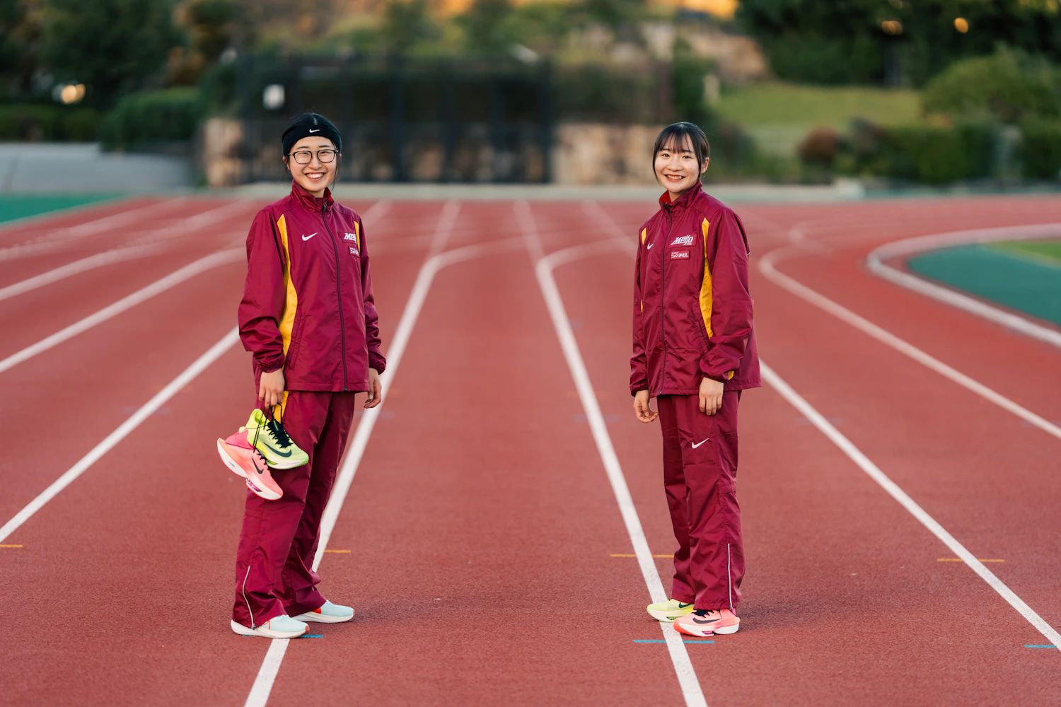 今回のキャンプのゲスト。名城大学女子駅伝部の谷本七星選手（左）と米澤奈々香選手（右）