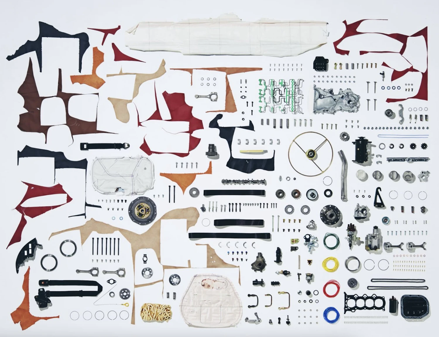 自動車の部品は大小さまざま。いずれも貴重な資源だ