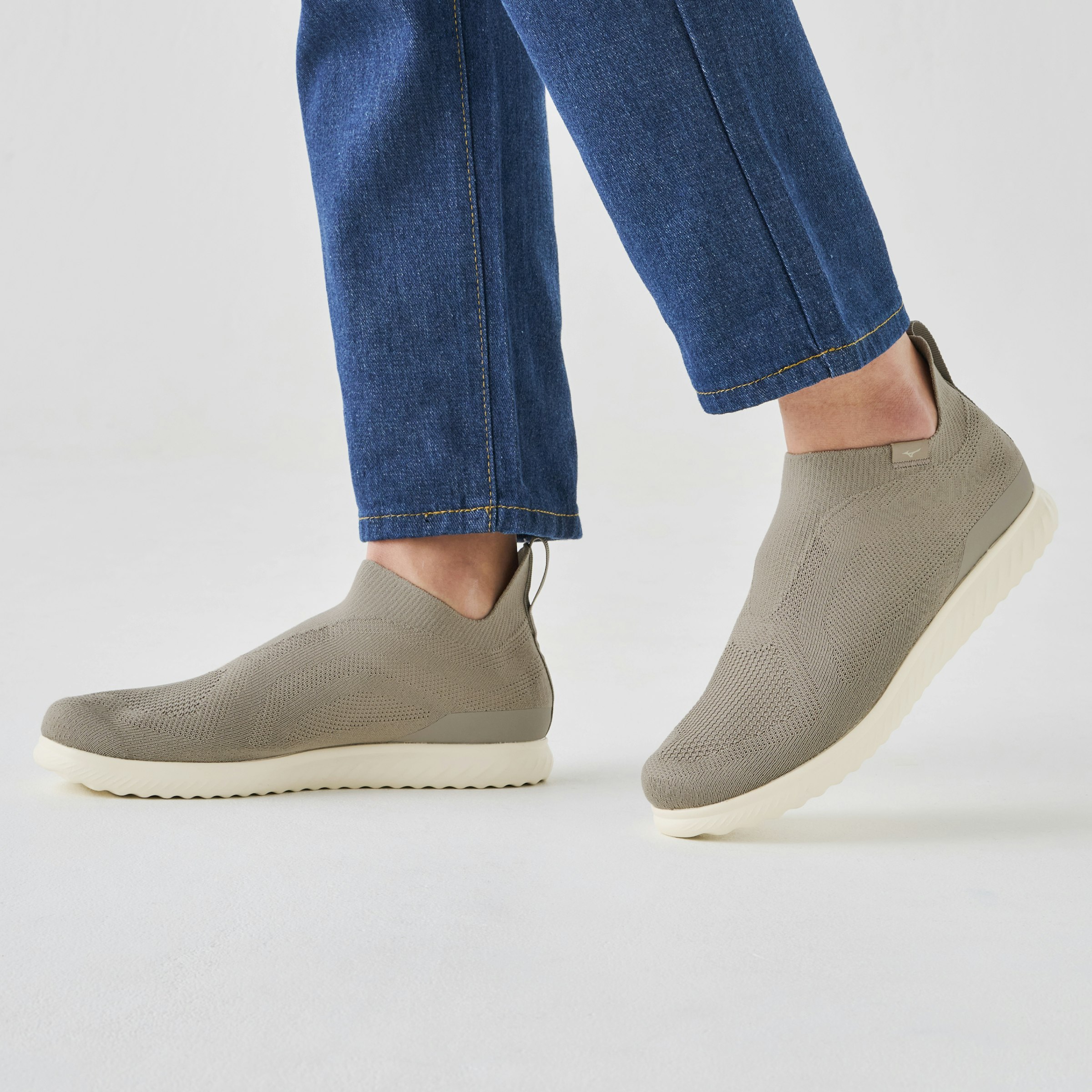 最新カラーはベージュのアッパーを採用。この色調に合わせて、ソールカラーもオフホワイトとしている