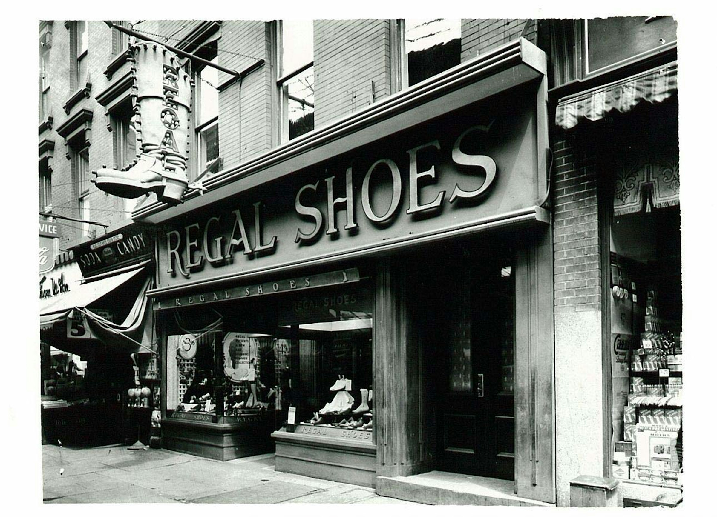 アメリカ REGALの店舗 大きなブーツの看板がトレードマーク