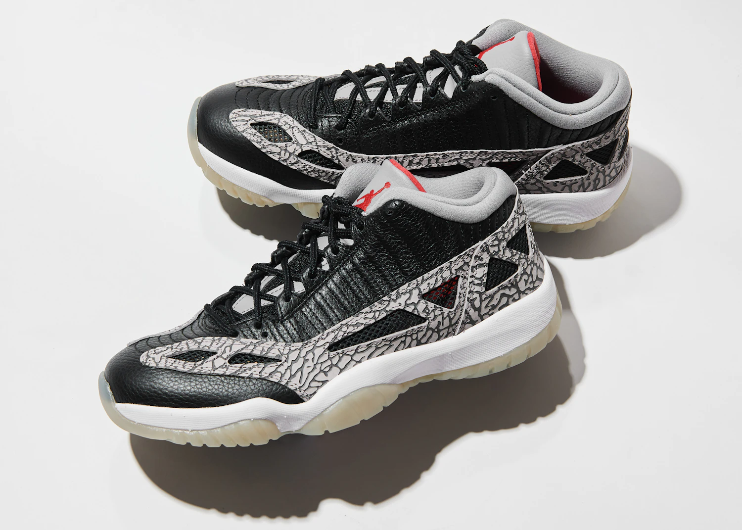 The Air Jordan 11 is unique because the low-cut model, developed for off-court use, had a visual different from the high-cut model. It adopted a structure that incorporated mesh parts layered over shrink leather and nubuck. This model was influenced by the colors of the Air Jordan 3 Retro. 29,700 yen (tax included)