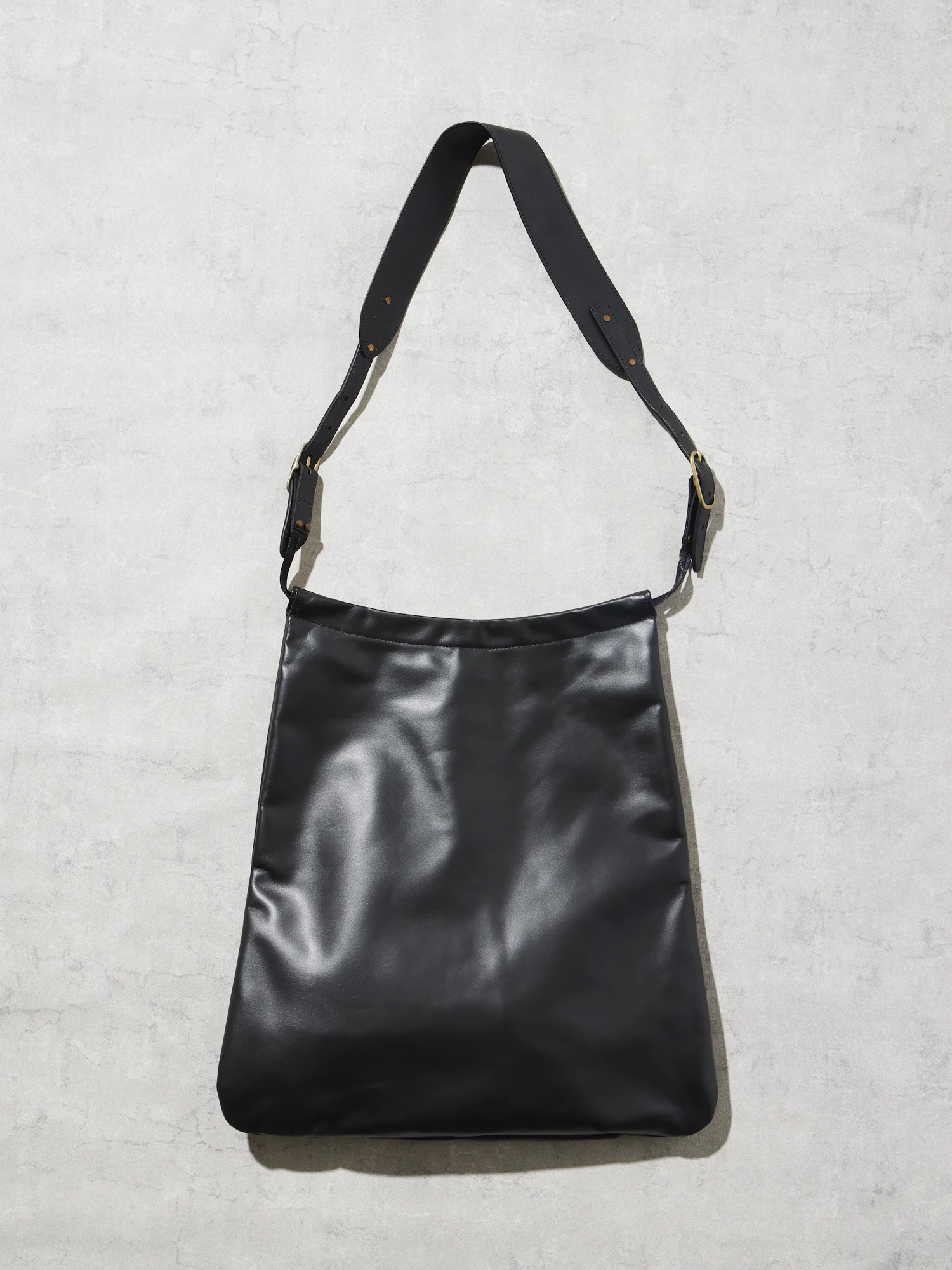 「トライアングル ショルダー L」　W31（TOP）・43（BOTTOM）×H46cm 69,300円（税込）