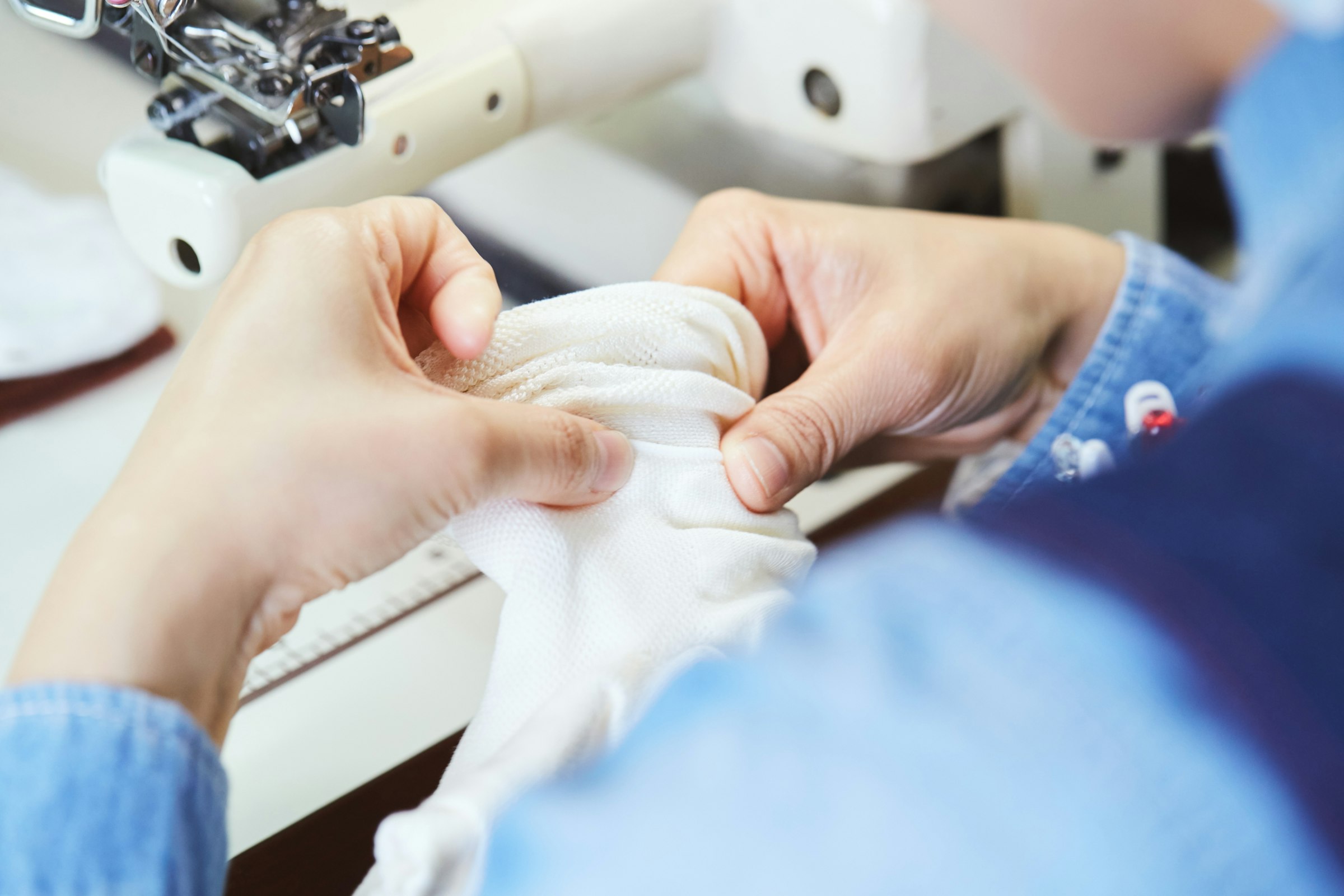 複雑なホールガーメントの編み機を使える技師たちの存在も大切