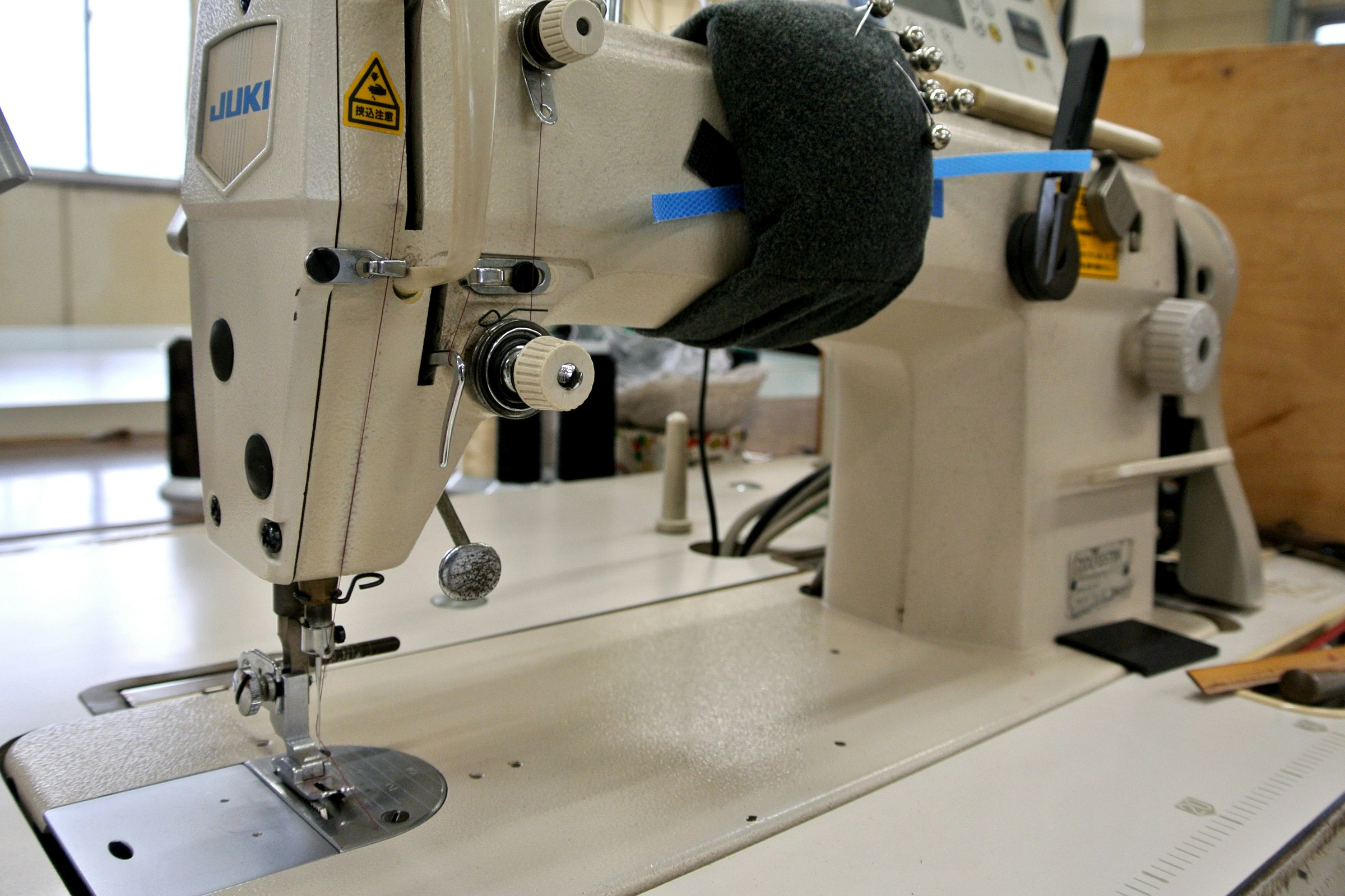 画像: このミシンでサンプルや製品を縫っている