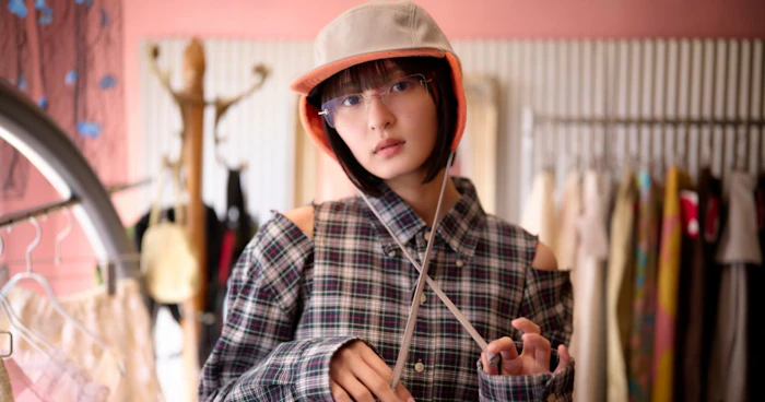 乃木坂46 遠藤さくらがまとう、リメイク古着の魅力──下北沢『ROSE』で広がる新しい着こなし