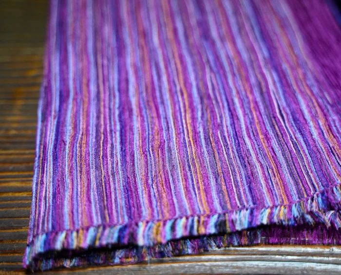 とても柔らかく伸縮性があり、しかも洗えるという楊柳(ようりゅう)ストール