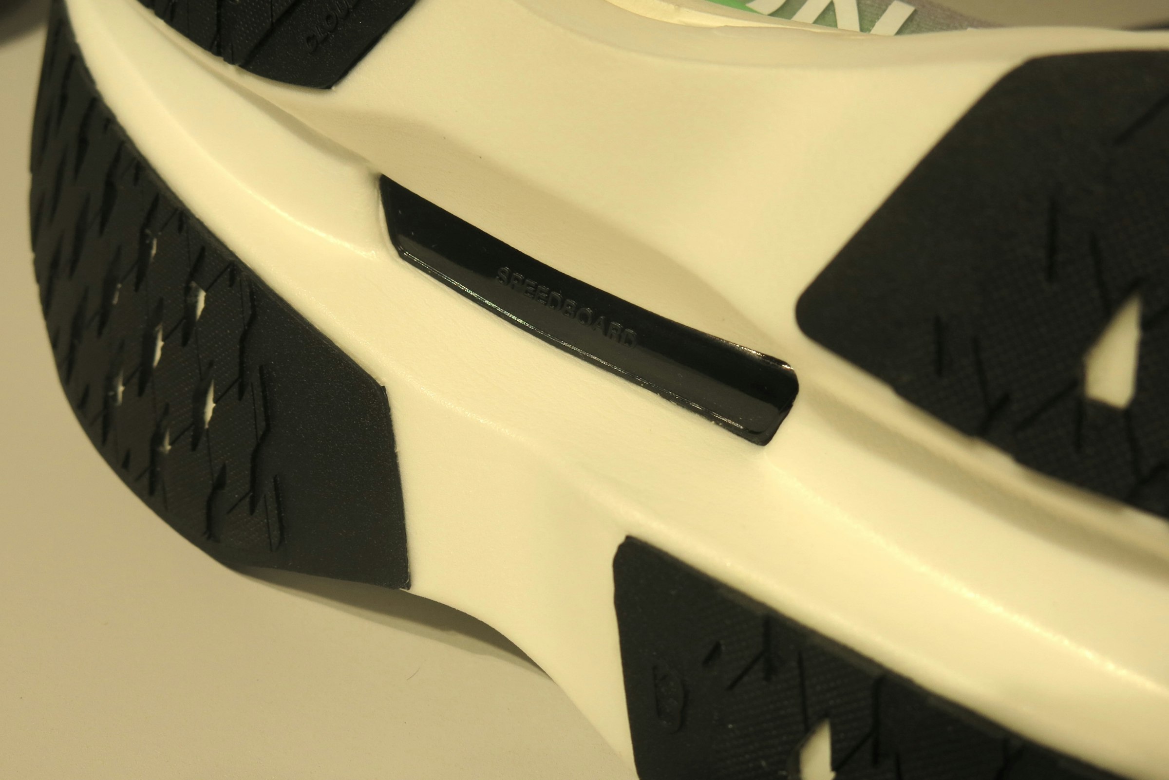 靴底から見ることができるSpeedboard（写真中央）