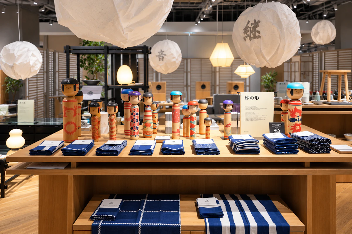 伝統工芸品であるこけしにベースボールキャップをあしらった、ユニークで親しみやすい商品。