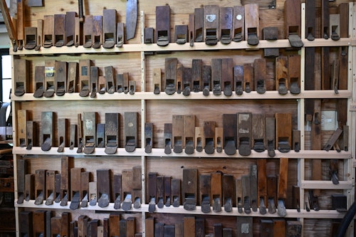 壁面に並べられた鉋