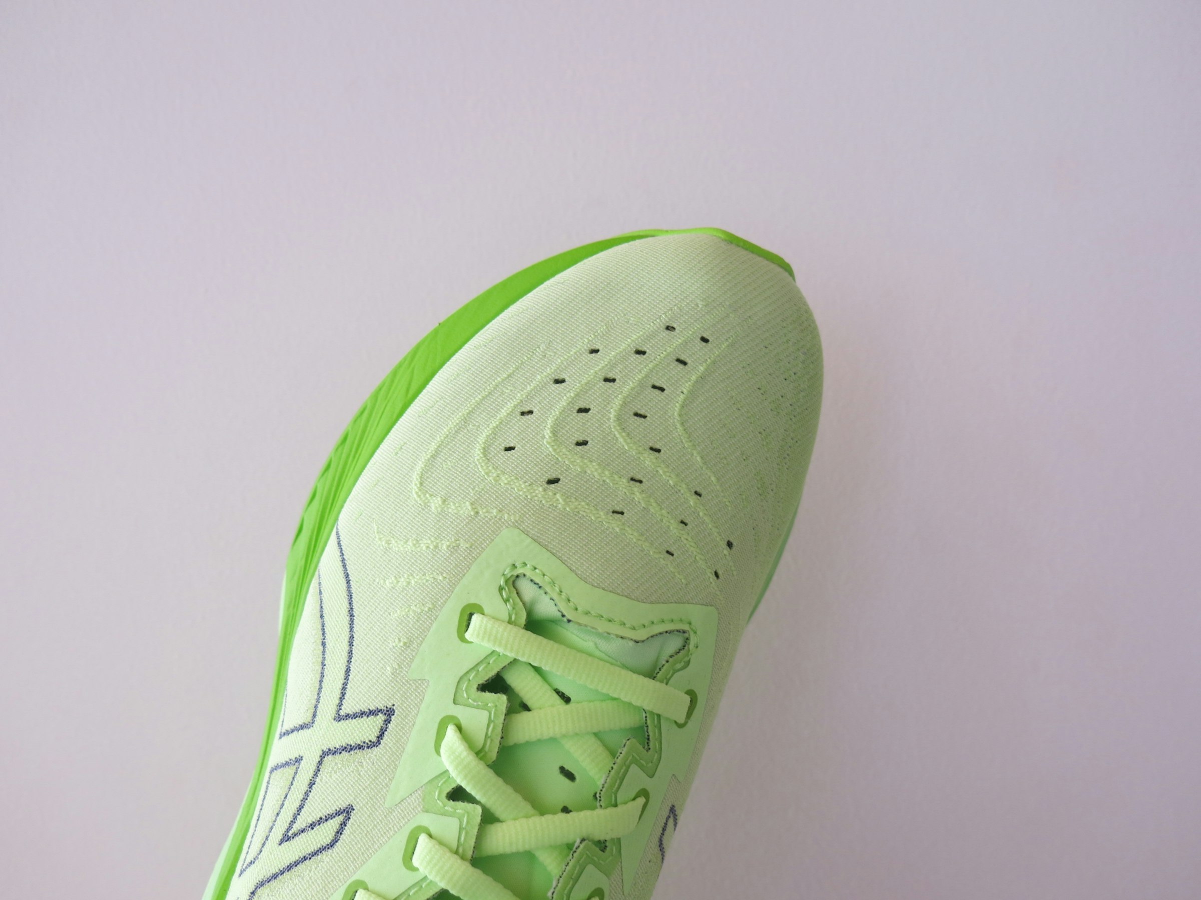 The woven material upper. Many ventilation holes are provided in the forefoot area.