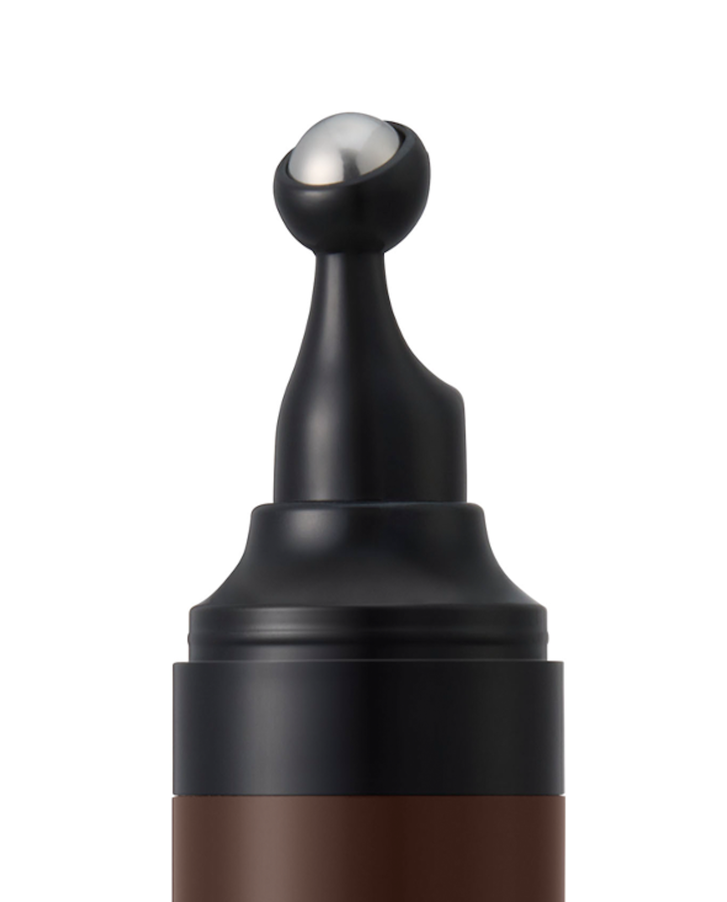 先端のローラーボールで、頭皮をマッサージしながら塗布