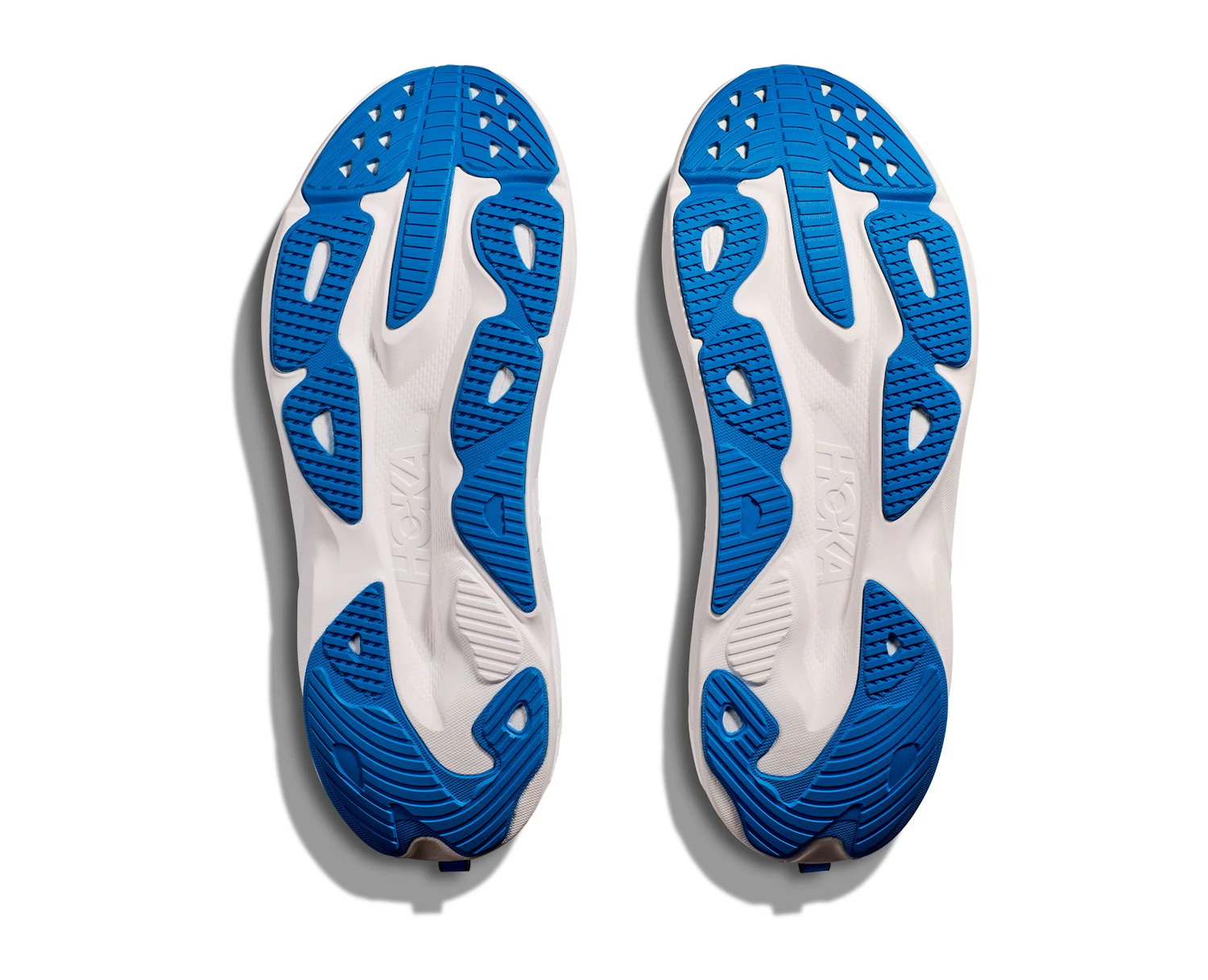 The outsole uses durable rubber. The contact area of the heel is not that large