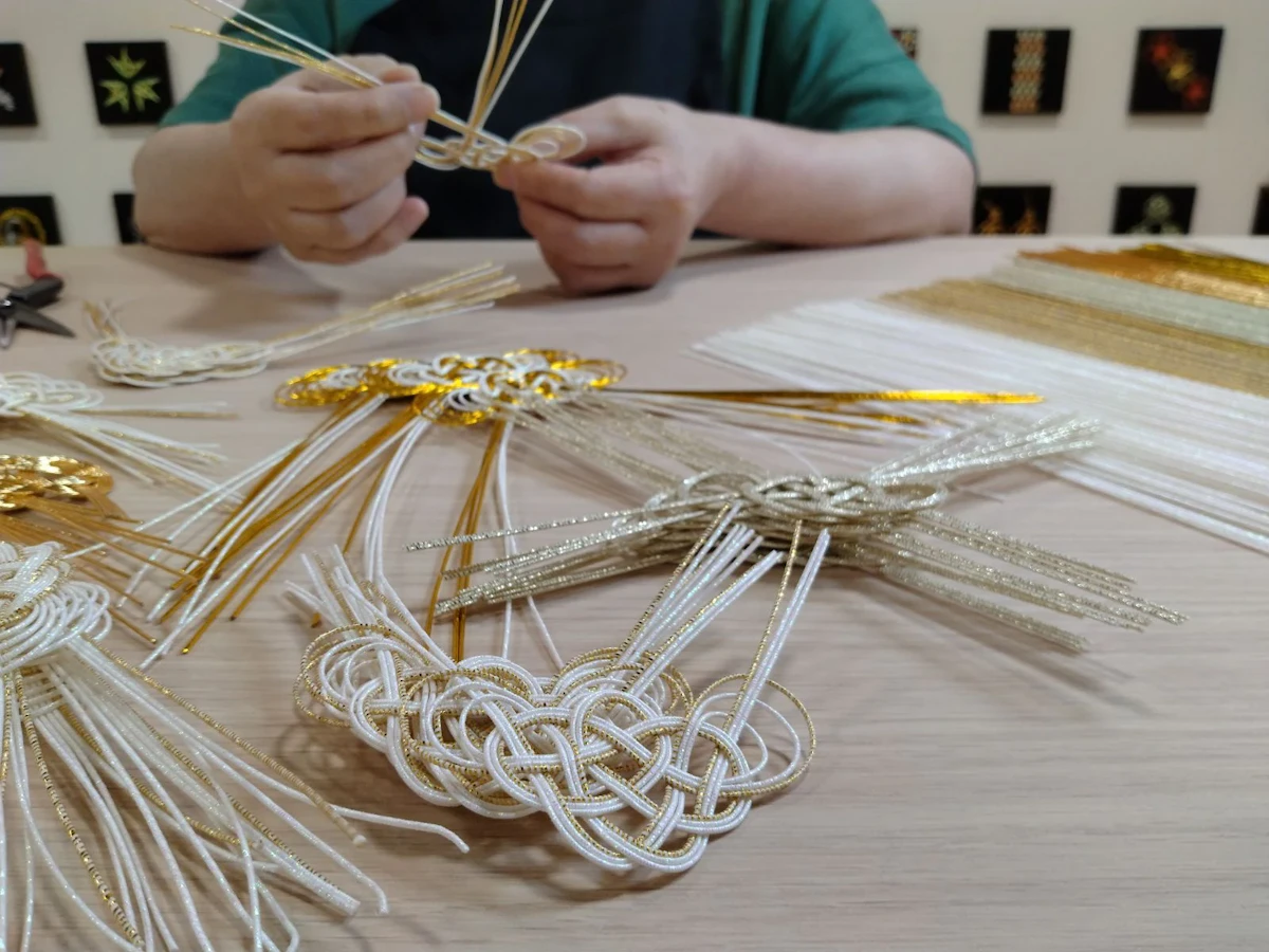水引の奥義：一本の紐から多様な造形を生む、職人の思考と技術 | Artisan
