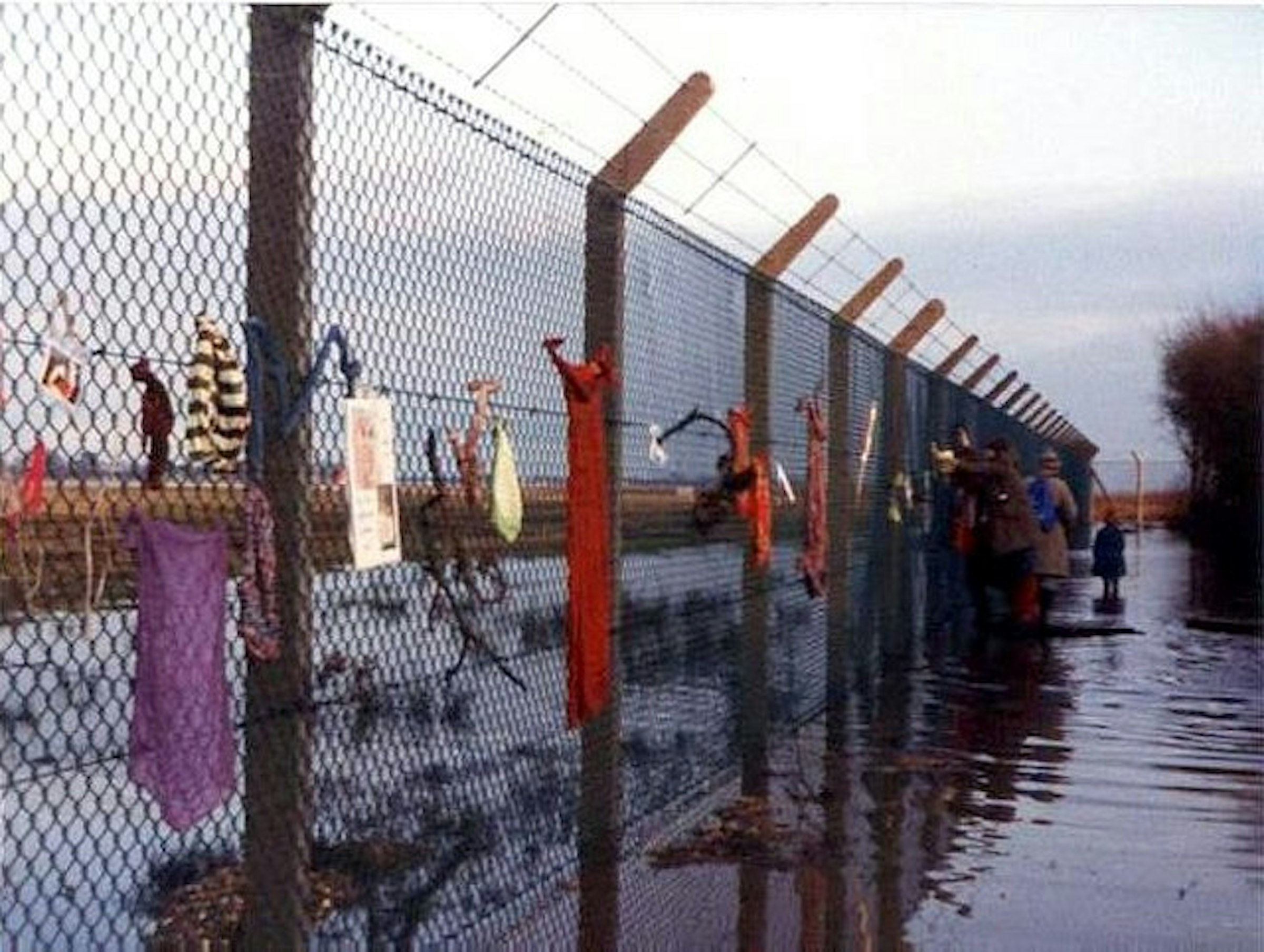 ceridwen / Greenham Common women's protest 1982, decorating the fence / CC BY-SA 2.0