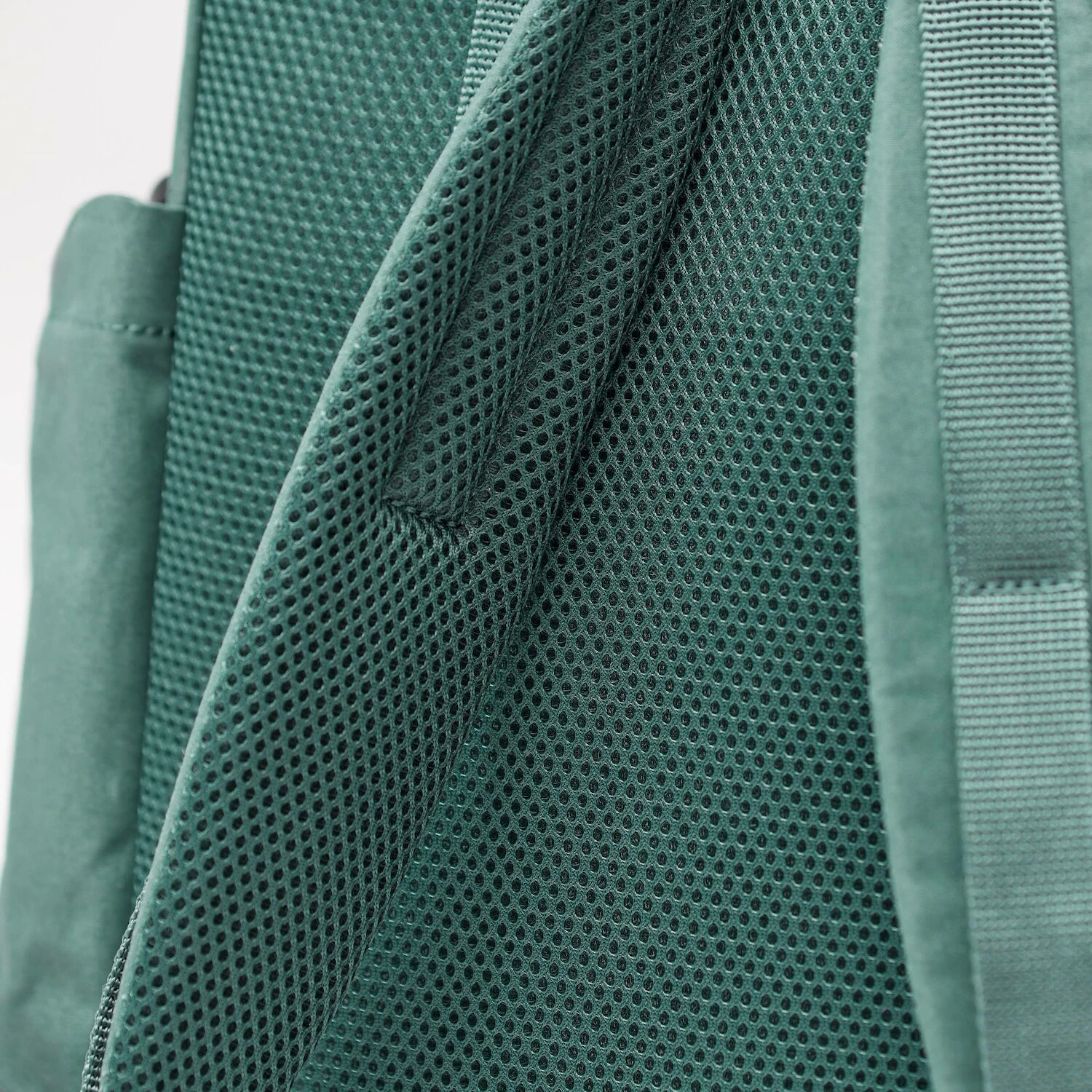 Only the "KANKEN OUTLONG" in the "KANKEN" series comes standard with a breathable mesh pad on the entire back. The padding on the shoulder harness, which was traditionally an option, is now standard on "KANKEN OUTLONG."