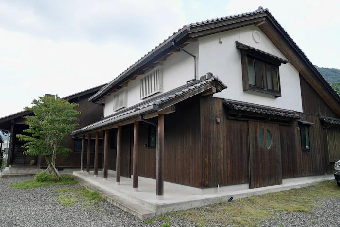 豊かな自然の中にある前田さんの工房とギャラリー