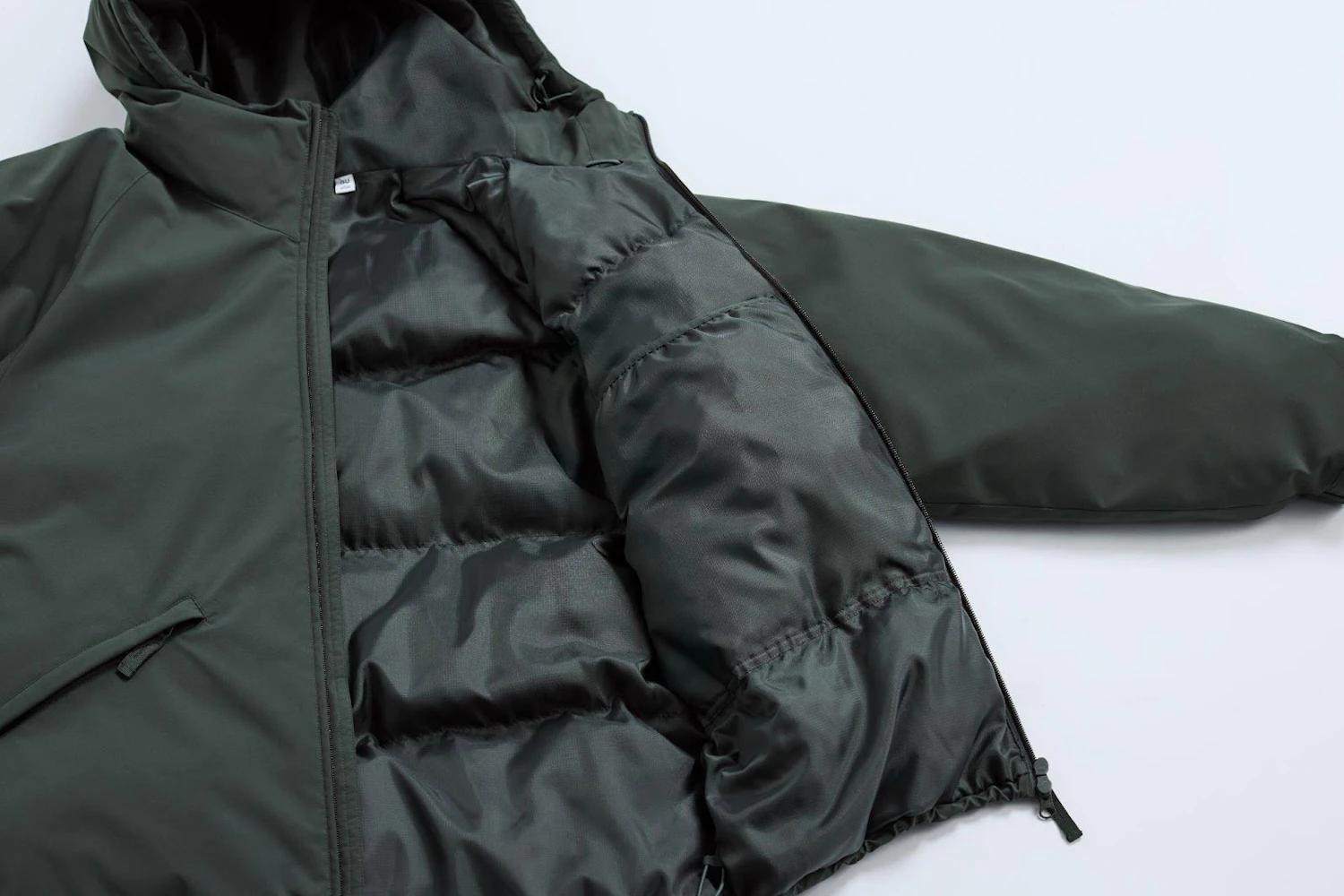 The "Warm Padded Parka," a high-performance jacket with a simple design. 4,990 yen (tax included).