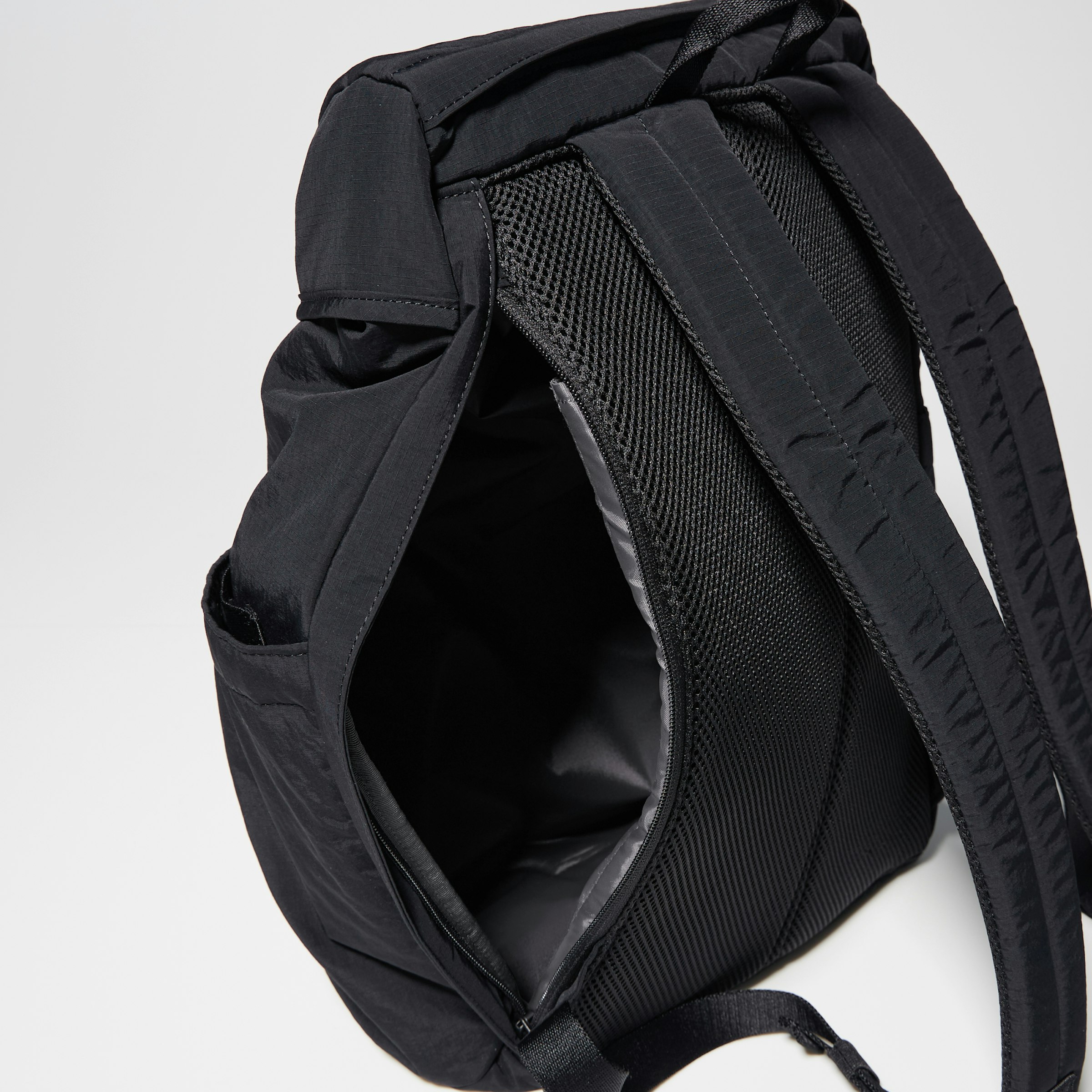 サイドのファスナーを開ければメイン収納に簡単アクセス