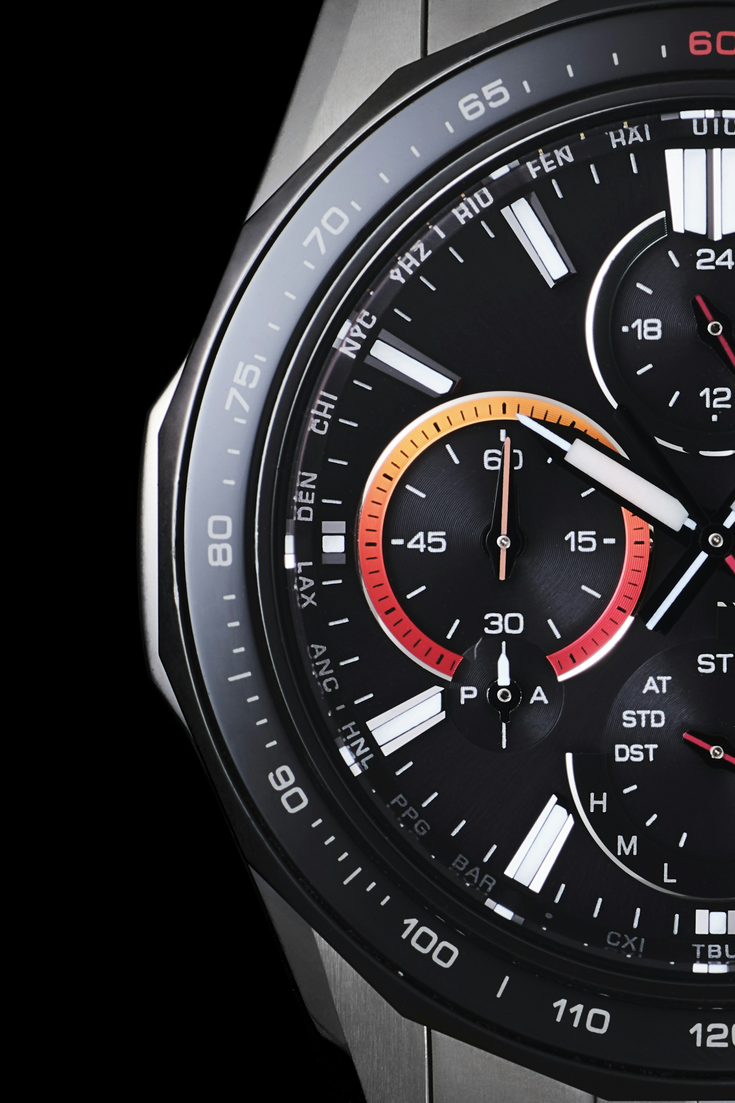 インダイヤルの小窓は、民生さんが好きなカラーであるオレンジから還暦の赤に変わるグラデーションで表現されている