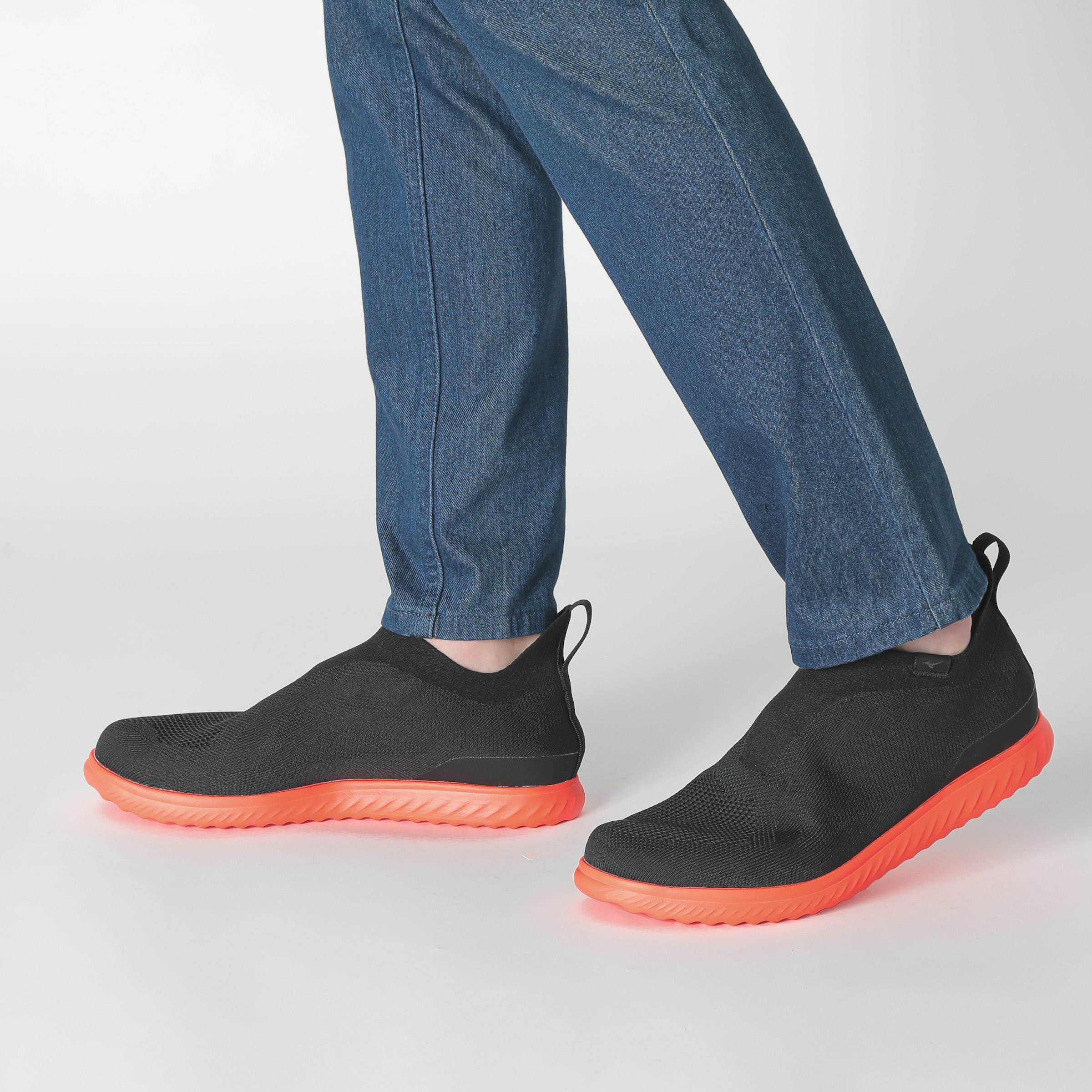 歩く動作で柔らかさが伝わるニット素材