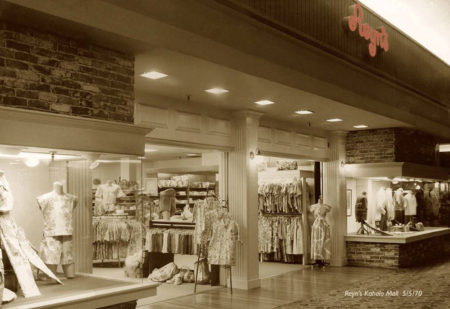 1963年Kahala Mall（カハラ・モール）にオープンしたReyn's