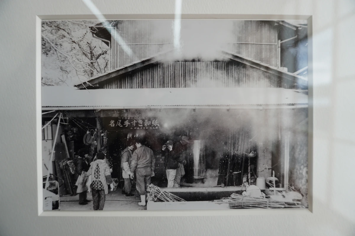 店舗や工房には当時の写真がいくつも飾られている