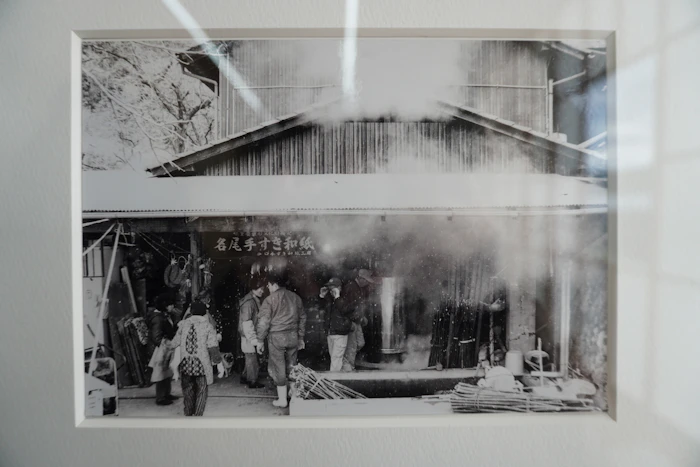 店舗や工房には当時の写真がいくつも飾られている
