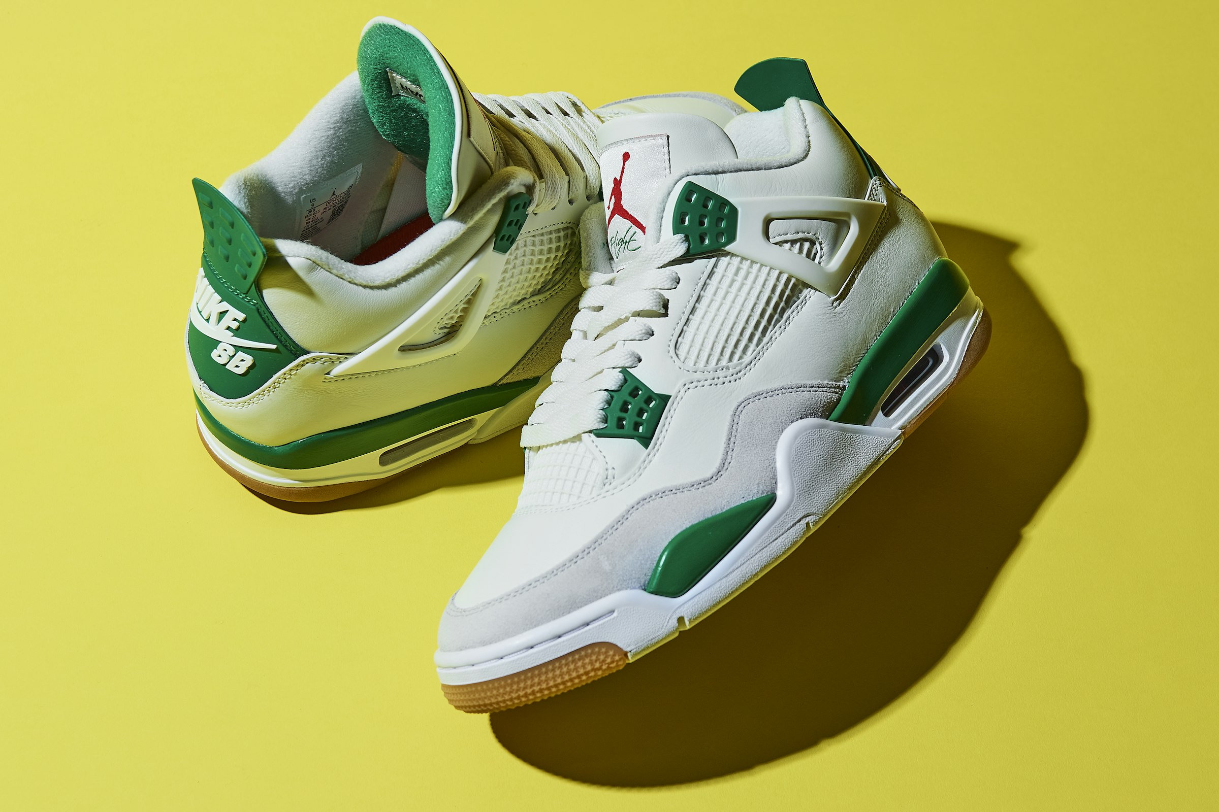The popular series 'Air Jordan' leads to the collaboration 'NIKE SB' × 'Air Jordan 4' 'Pine Green'. A masterpiece accentuated with green