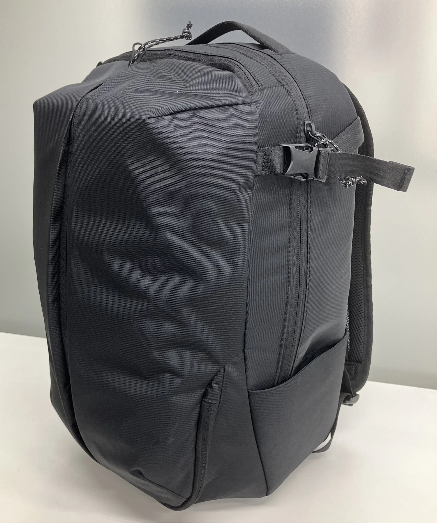 スプリットストラップデイバッグ 15,290円（税込） ブラック 縦45cm×横25cm×幅21cm 　容量約25リットル 「洋服の青山」店舗とオンラインストアで販売