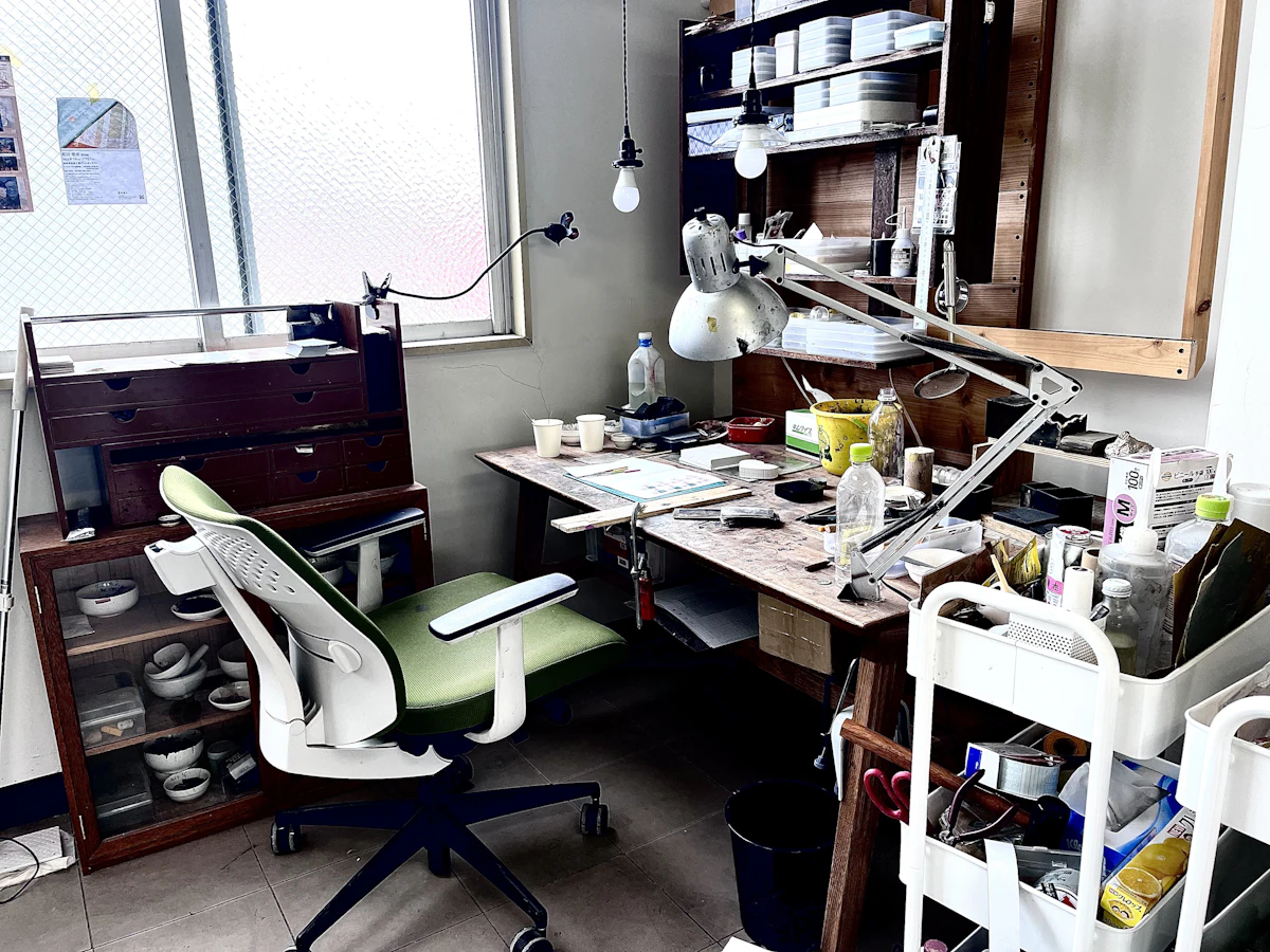 佐野さんの作業机　ここですべての制作工程を手掛ける