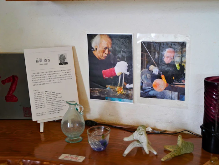 盛吉さんの写真の前には、独創的な作品が数多く展示されている