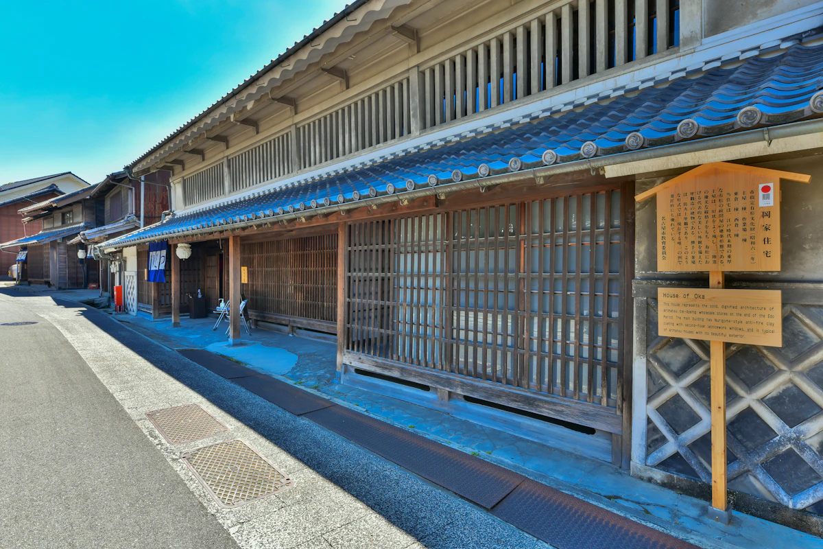 江戸時代から続く街並みが残る有松、岡家住宅。名古屋市指定文化財・都市景観重要建築物であり、主屋の間口は有松でも最大級とされる。