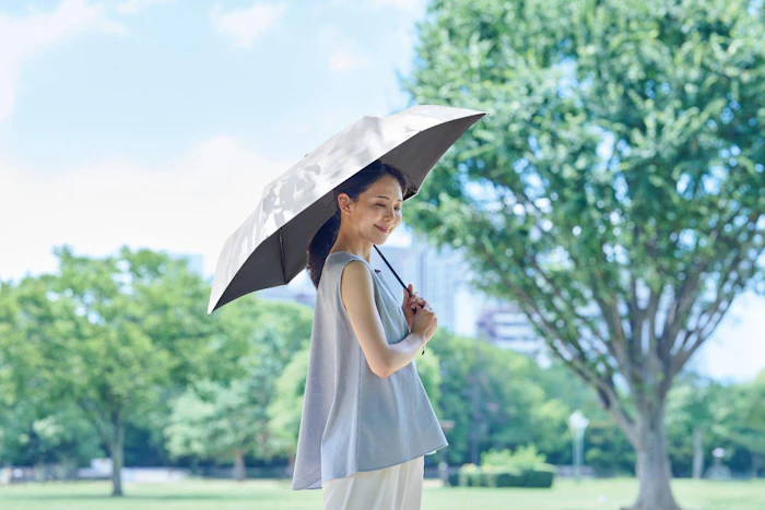 魔法びんの発想を日傘へ　サーモス「＆ONDO」高遮熱モデルの開発秘話