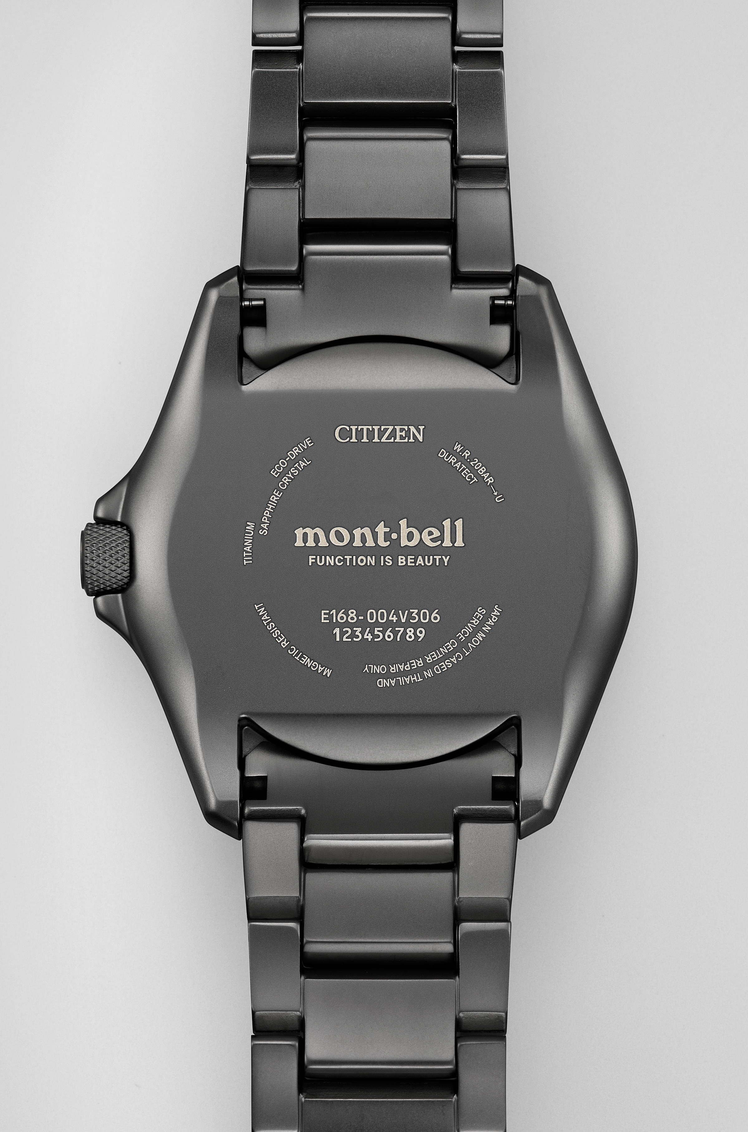 ケースバックにもモンベルのロゴとFunction is Beautyの文字がデザインされている