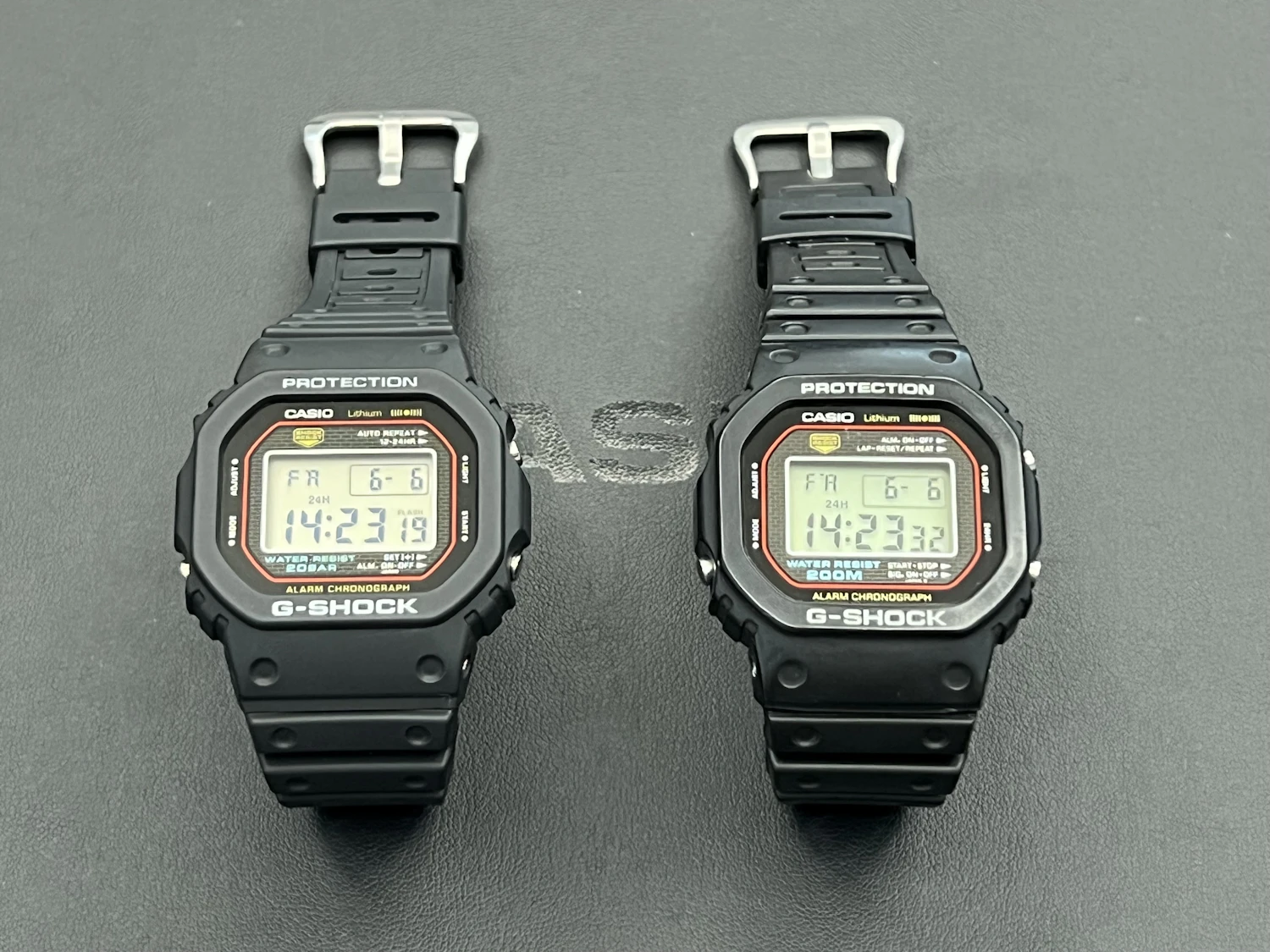 左が、2024年末に復刻した「DW-5000R-1AJF」。右が、1983年に登場した初代のオリジナルモデル「DW-5000C」。初号機は社外持ち出し厳禁だという