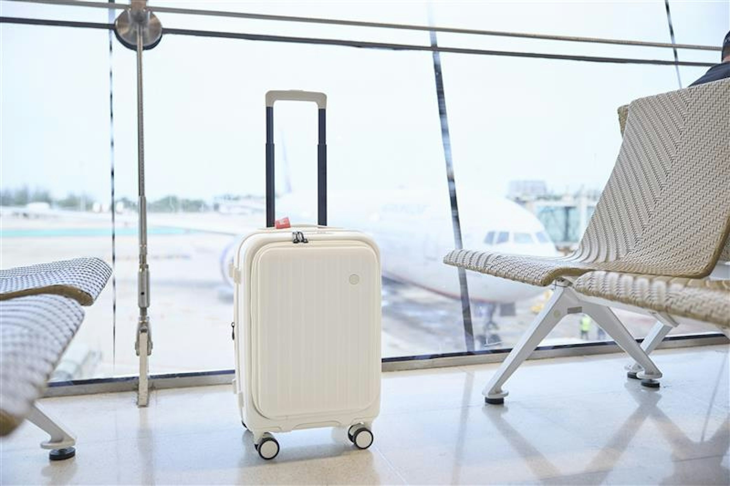 「TOMARU2.0」Sサイズ：W35 × H53 × D25cm（機内持ち込み可）、容量：約37L→43L（拡張後サイズ）重量：3.2kg 20,900円（税込）（※サイズはS、S＋、M、Lの4展開）