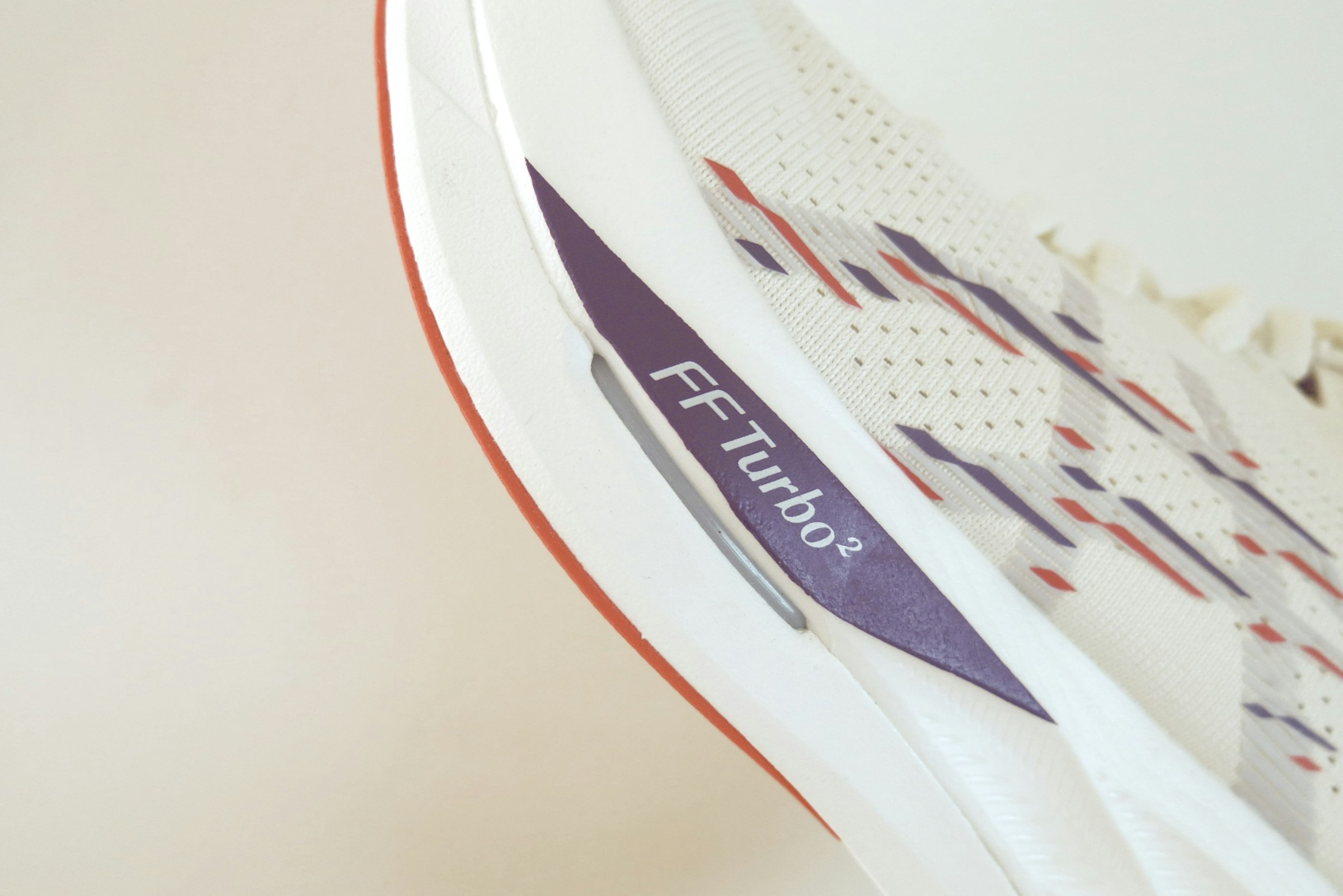 ミッドソールのトップに新素材のFF TURBO SQUAREDを採用