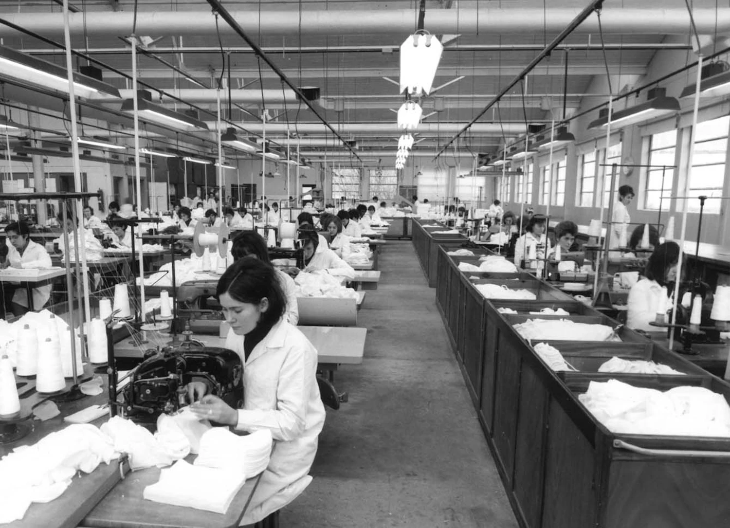 昔の編み機と縫製工場の様子