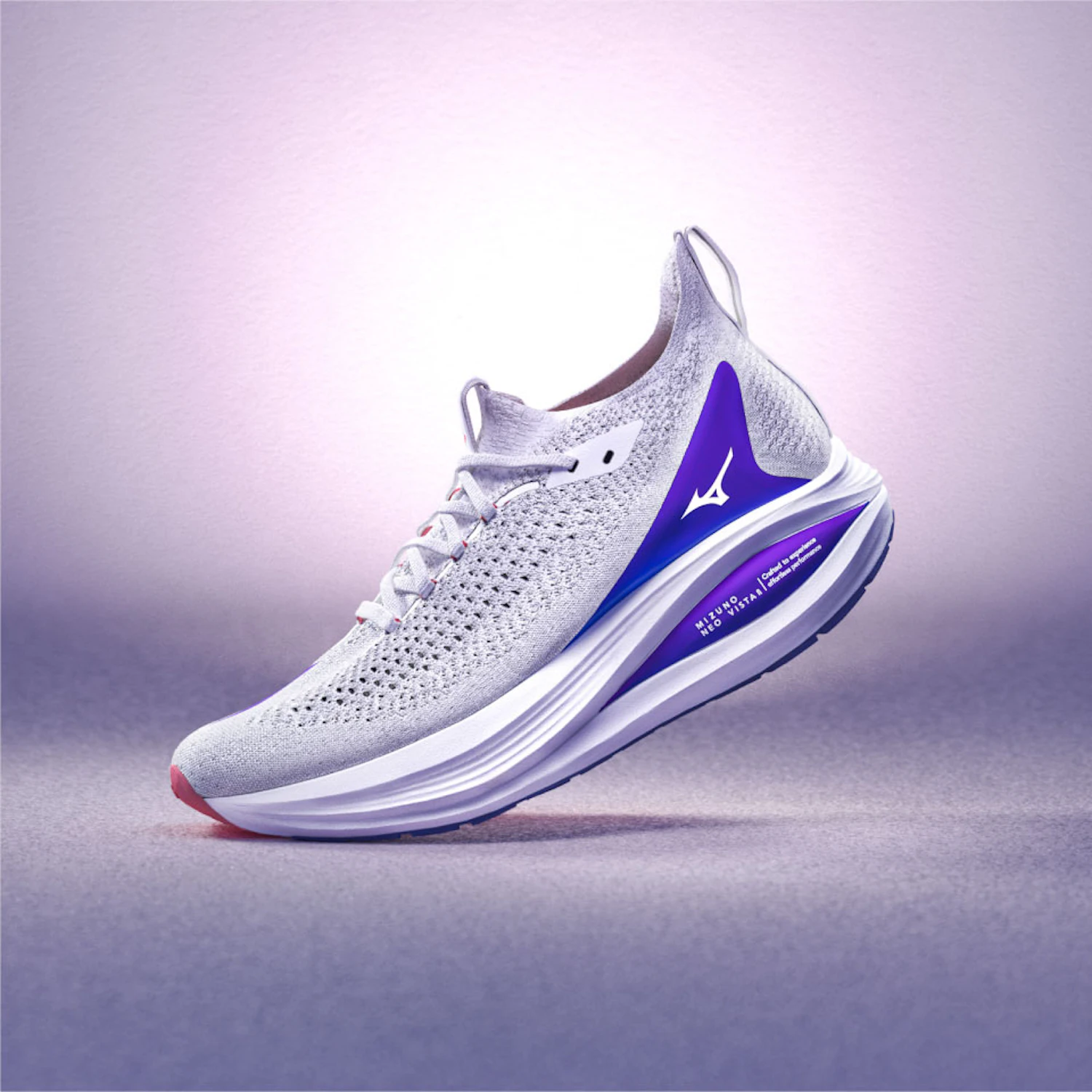 ジョグからスピード練習まで対応するトレーニングシューズ「MIZUNO NEO VISTA2」。22,000円（税込）