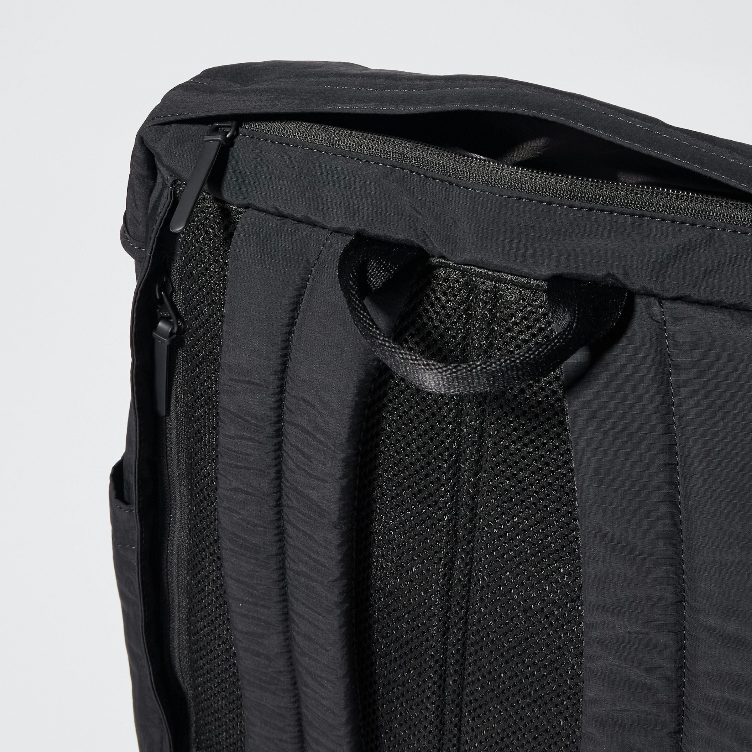 あると役立つ本体フラップ部分のファスナー付きポケット