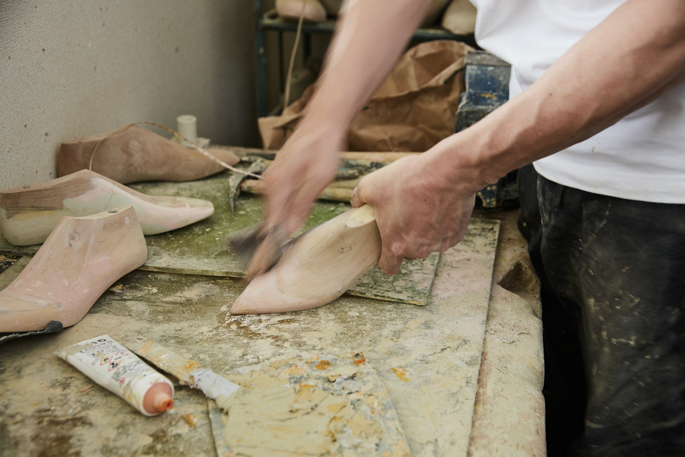 ニットなのに、まるで革靴を作る工程のよう