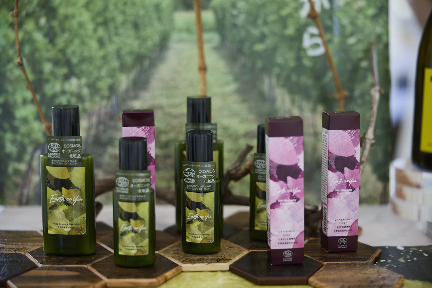 Earth∞You, which develops ethical cosmetics utilizing by-products of wine grapes from Ueda, Nagano Prefecture, showcased its beauty emulsion and beauty cream pack under the brand "Earth∞You." The fragrance was pleasant and it garnered significant popularity.