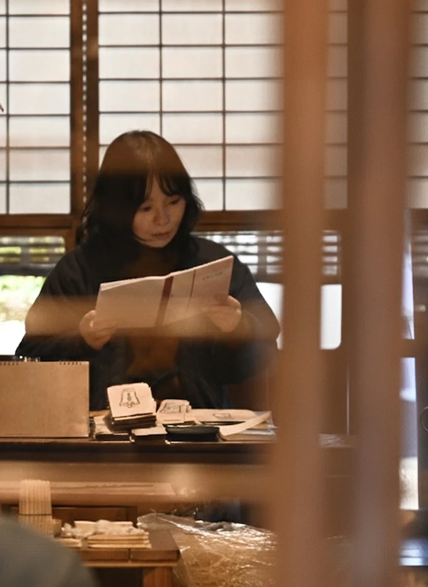 細く、長く、灯りを届ける：妻が支える“続けるための仕事”