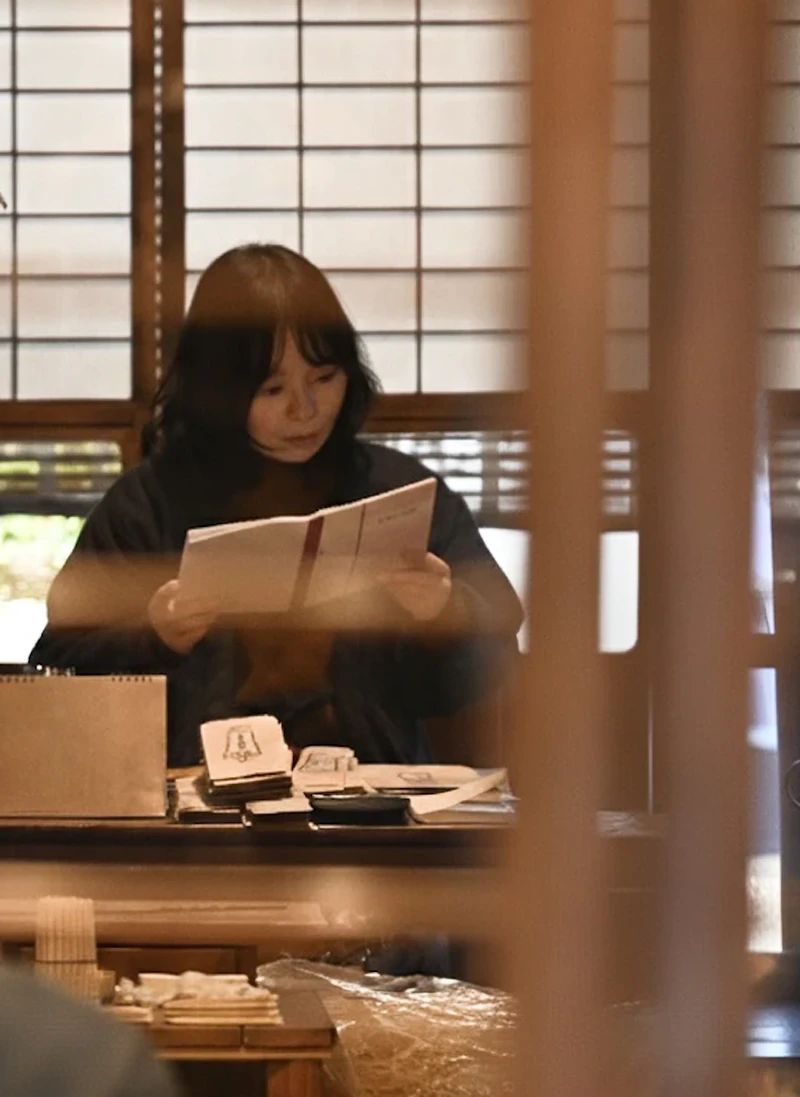 細く、長く、灯りを届ける：妻が支える“続けるための仕事”