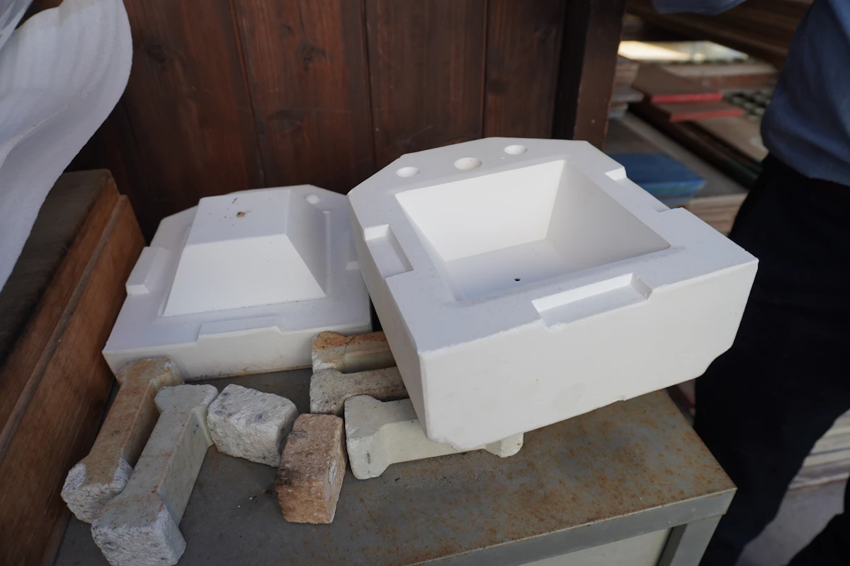 鋳込み（いこみ）成形用の石膏型（この型に液状の陶土を流し込み、形を形成する）