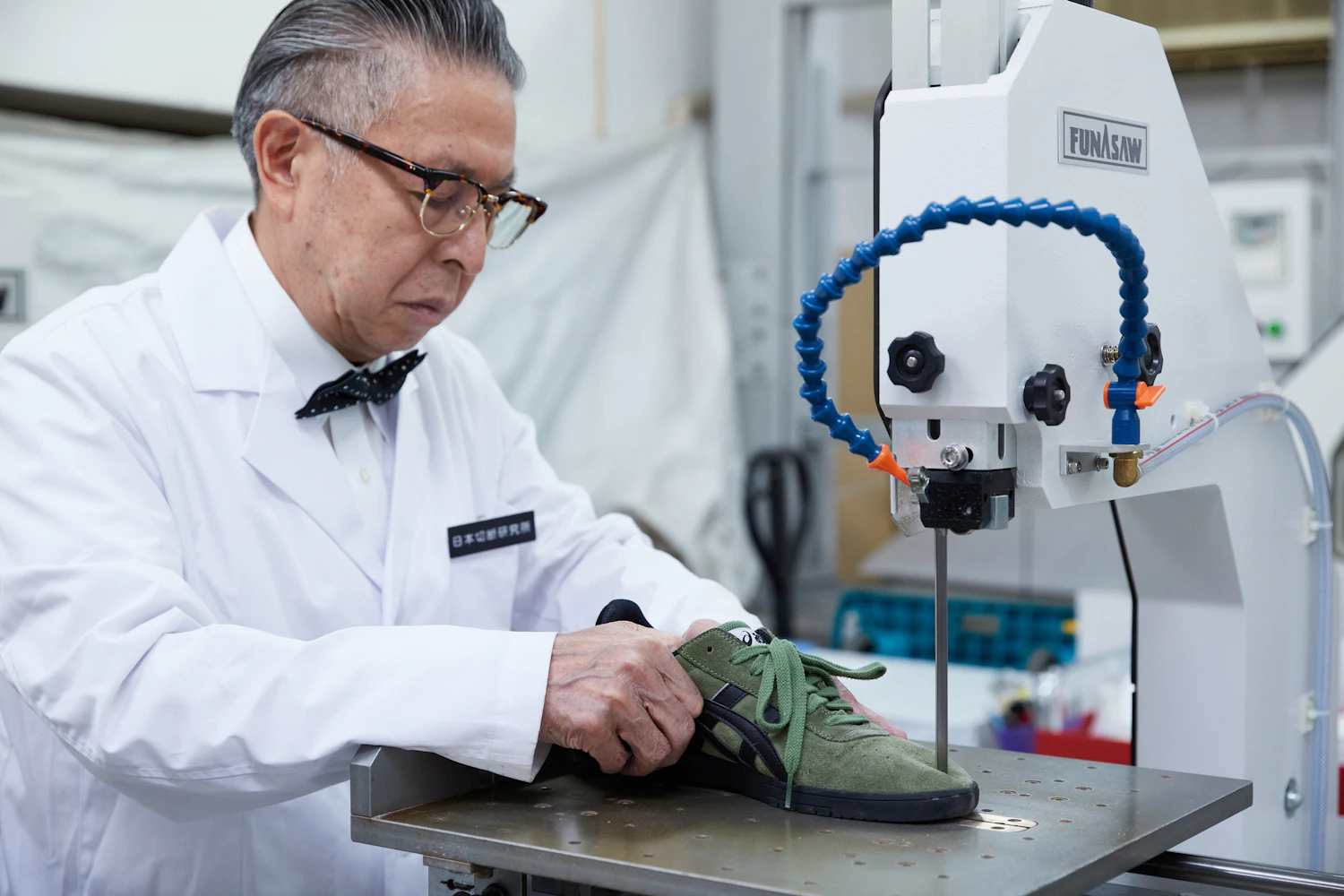 Director Funakubo pushes the sneaker slight by slight, smoothly cutting the "GEL-VICKKA PRO" in half. According to him, "the softer the material, the harder it is to cut."