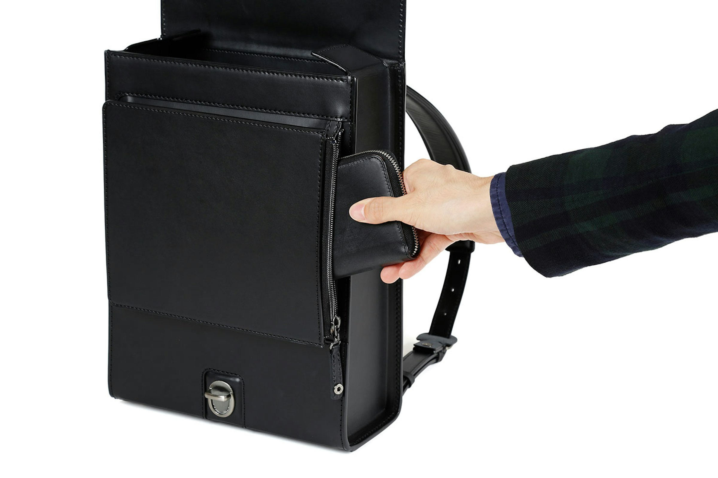 サイドポケットはカブセを下ろしたままでもアクセスできる