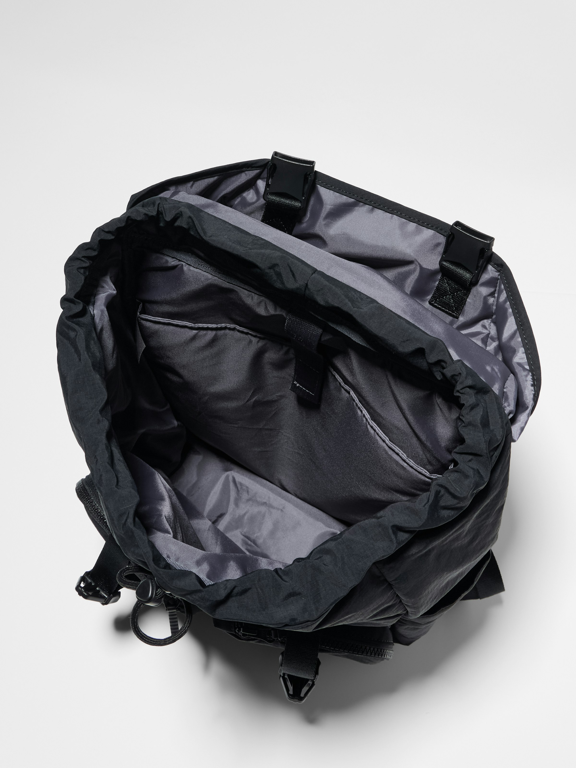 グレーの内布にすることで中の荷物が見やすくなった